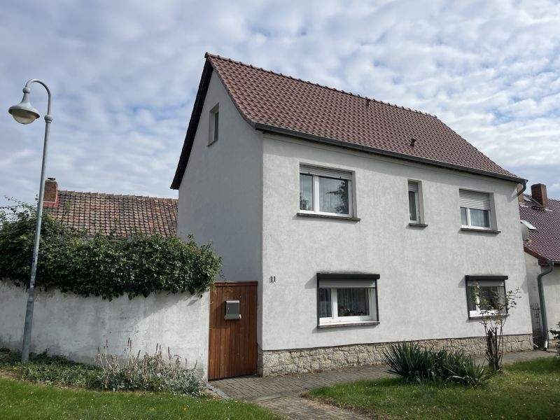 Thumbnail-Wohn- oder Ferienhaus mit GarageNebengelass in Ortsrandlage von Schadeleben am „Concordia-See“