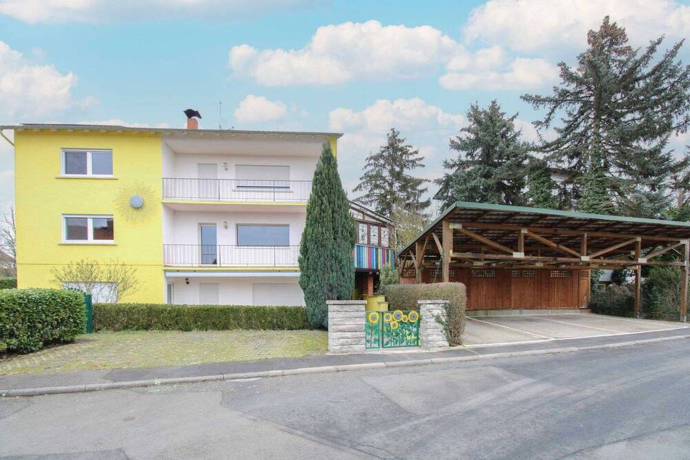 Straßenansicht mit Carport