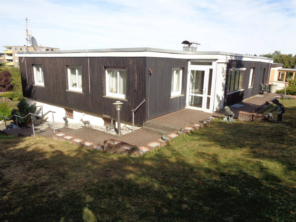 Thumbnail-PREISSENKUNG! Wertheim- Wartberg mit Fernblick: gepflegter Bungalow mit drei Garagen