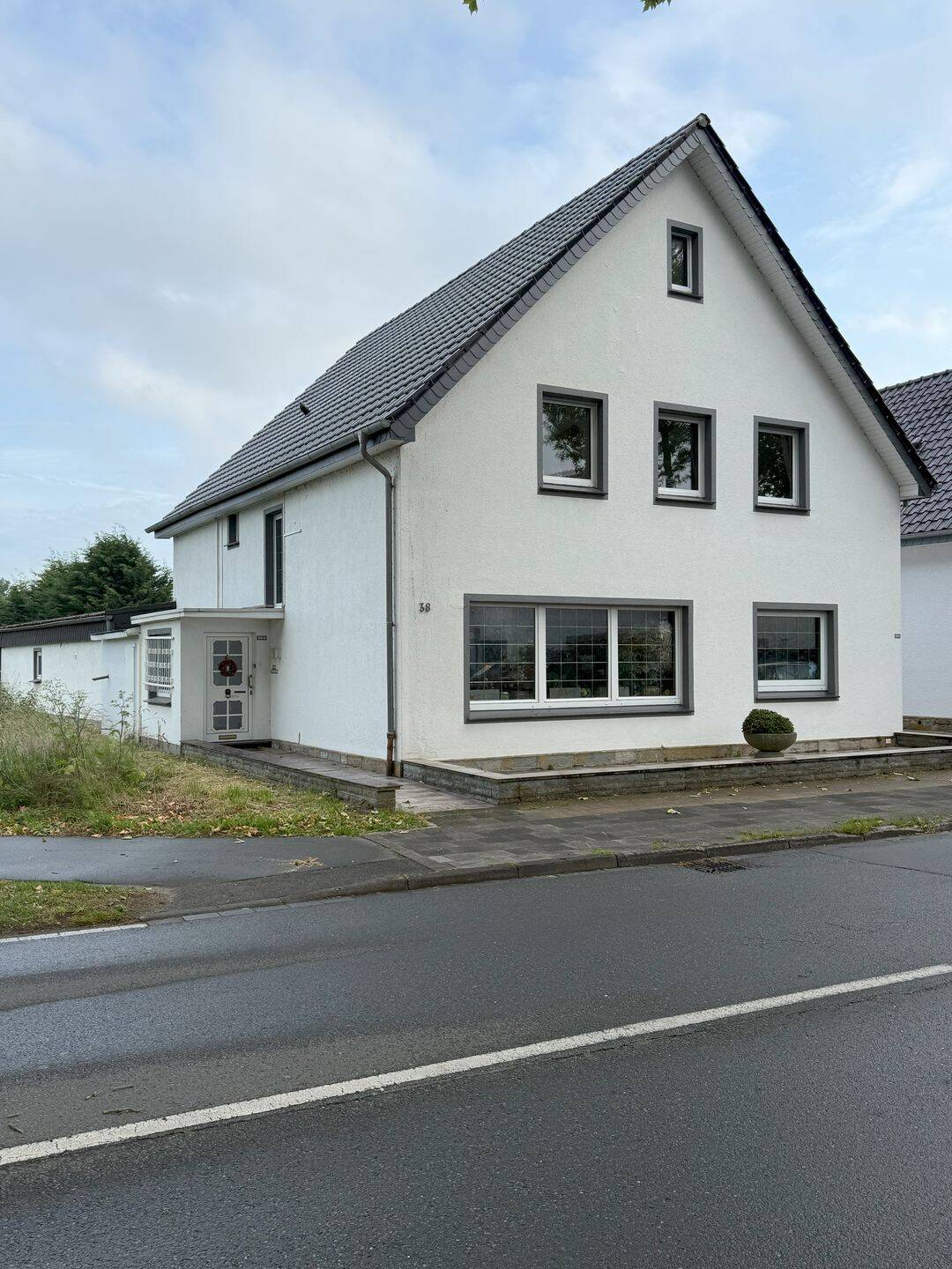 Thumbnail-freistehendes 2-12 geschoss. Zweifamilienwohnhaus mit großzügigem Grundstück in Lipperode