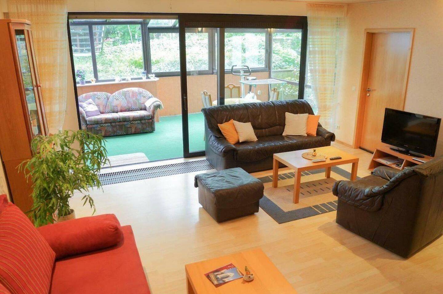 Thumbnail-Souterrain-Wohnung mit Wintergarten und Gartennutzung in Bergisch Gladbach-Schildgen