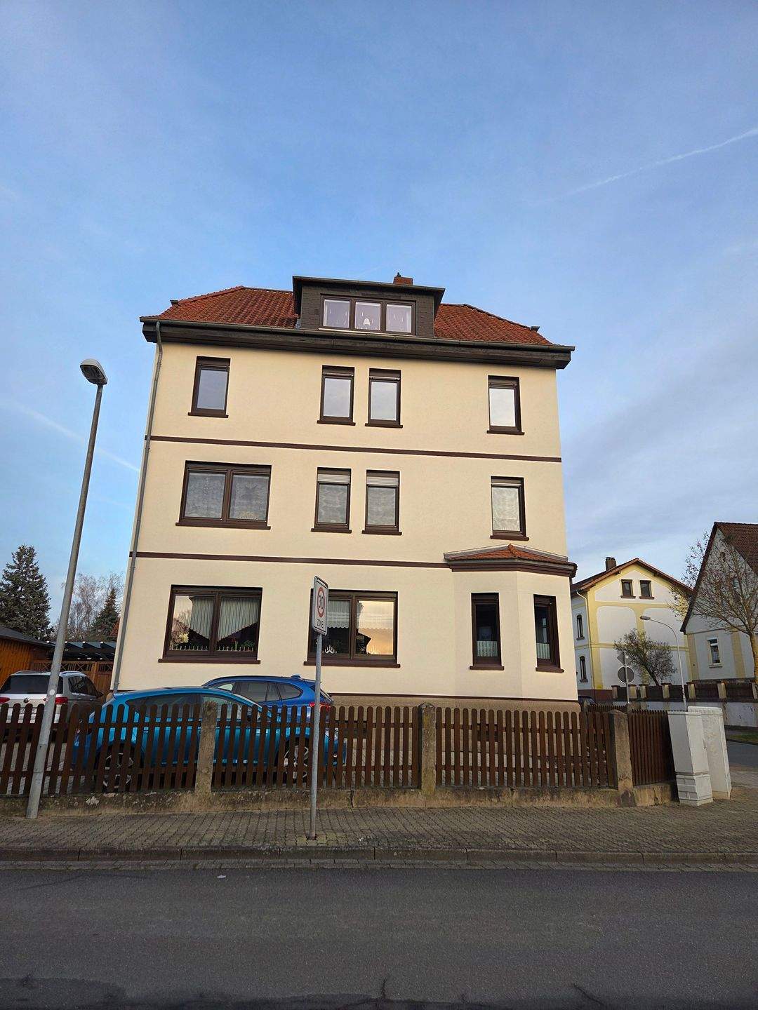 Thumbnail-Sanierte Dachgeschoßwohnung mit Garage und Gartenhütte