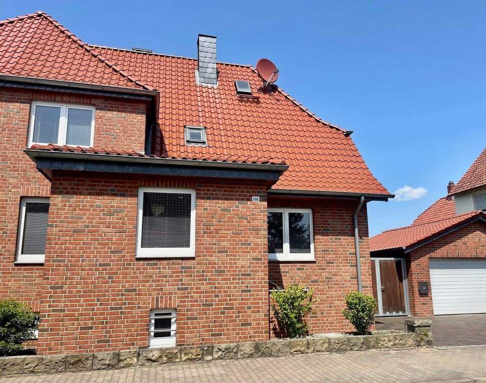 Thumbnail-In Feldrandlage: Doppelhaushälfte in Stadthagen mit tollem Garten und Traumblick