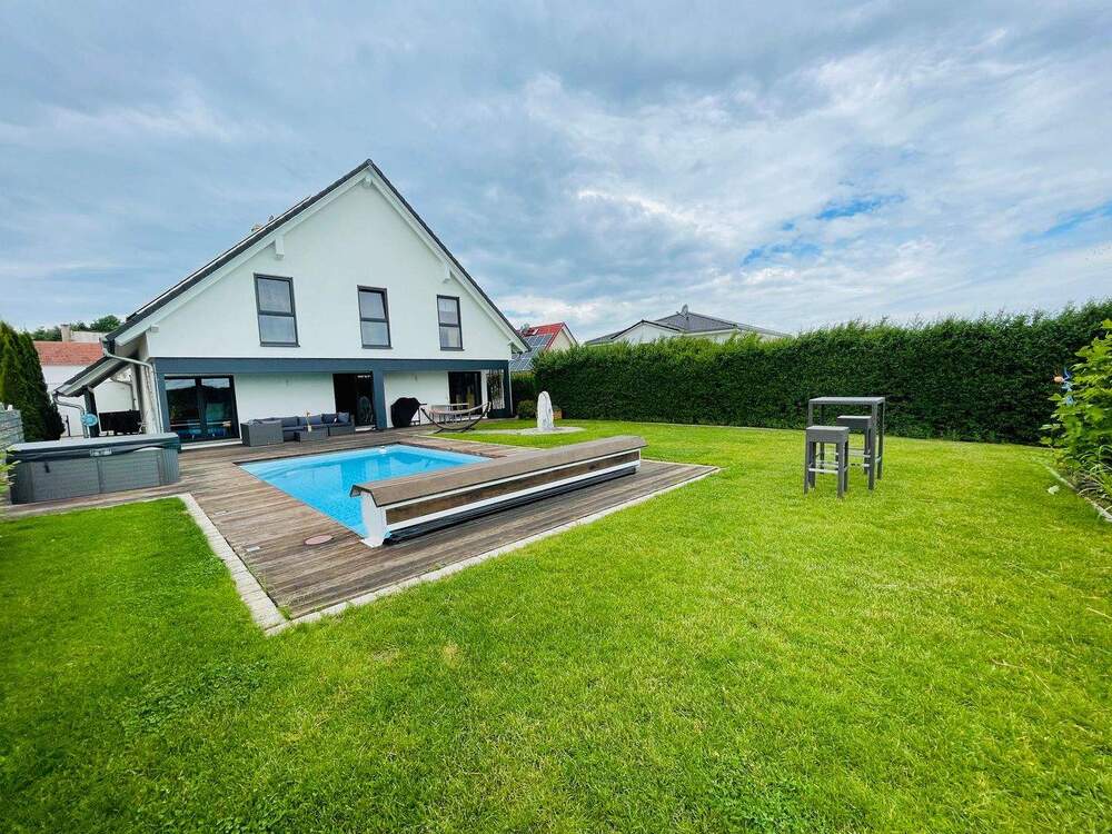 Thumbnail-Luxuriöses Einfamilienhaus mit Wellnessoase, Pool und exklusiver Ausstattung – Wohnen auf höchstem Niveau