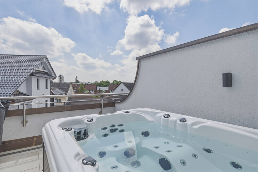 Thumbnail-MGF-Group: Exklusive 2-Zimmer-Dachgeschosswohnung mit großer Terrasse und Whirlpool.