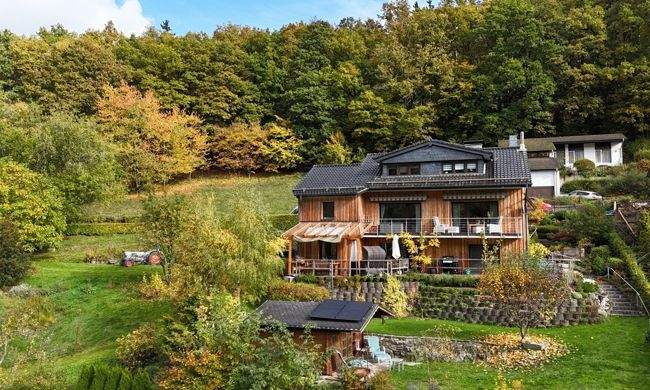 Thumbnail-Sonniges Einfamilienhaus mit Einliegerwohnung in Topzustand in wunderschöner Lage in einem Tal
