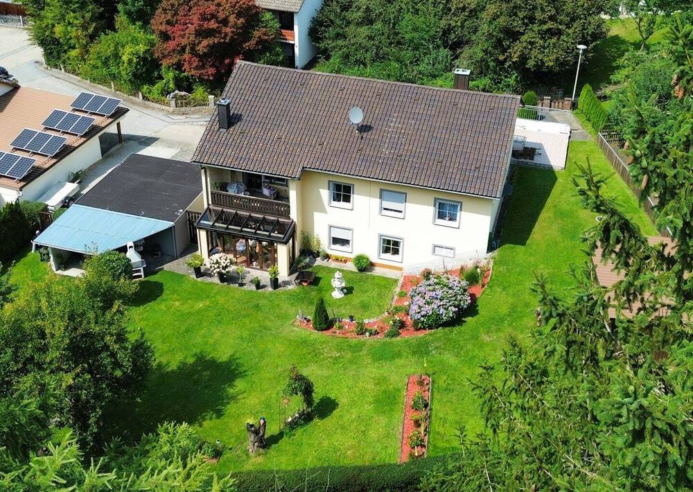 Thumbnail-Charmantes Zweifamilienhaus mit großzügigem Garten