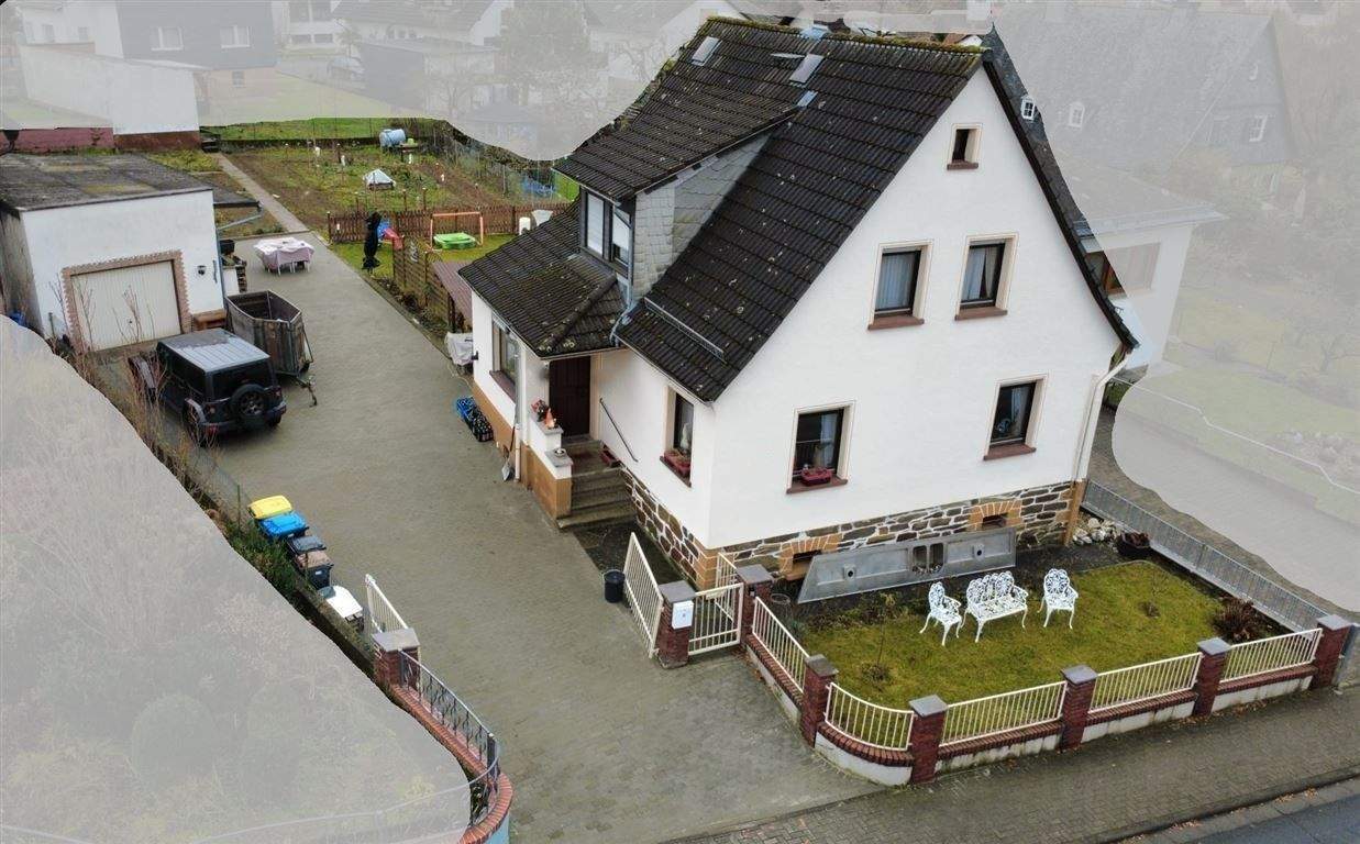 Thumbnail-Familienhaus mit großem Garten, Baupotenzial in ruhiger Lage von Waldsolms-Brandoberndorf