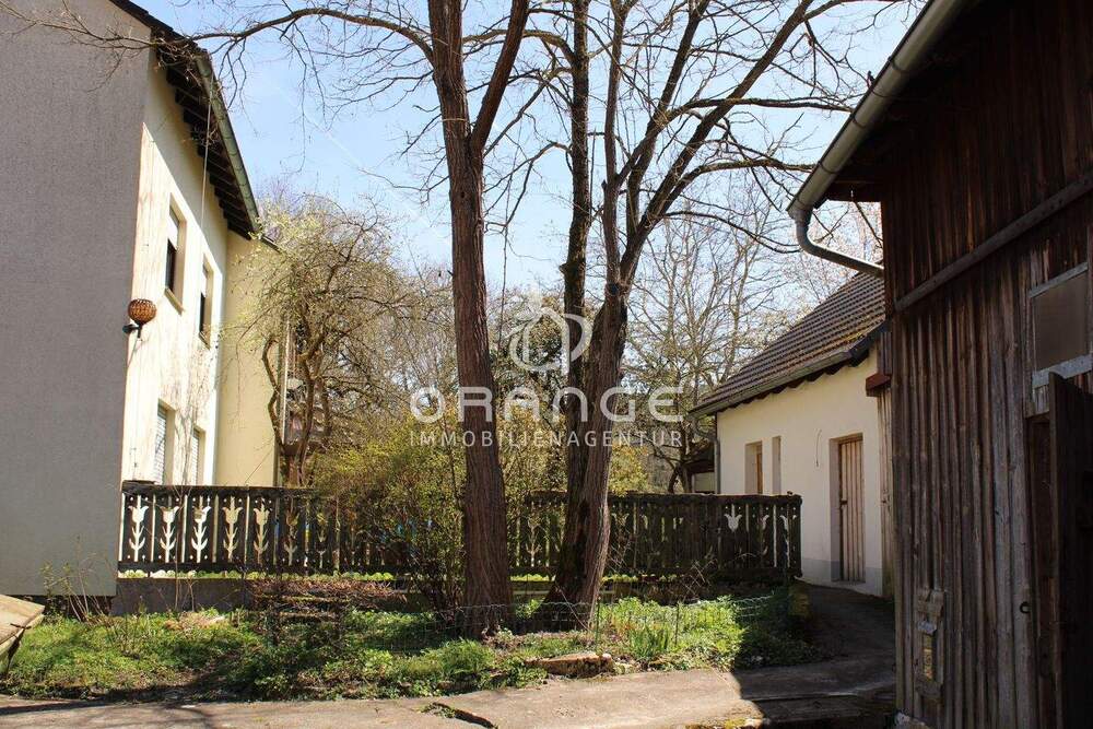 Thumbnail-:***Perfektes Renovierungsobjekt - Mehrfamilienhaus mit drei großen Wohnungen, Garagen etc. Oder: Naturnaher Traum für die große Familie in bester Ve