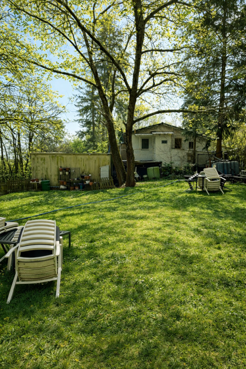 Thumbnail-Wochenendhaus mit großem Waldgrundstück, Gebäude und Bürocontainer