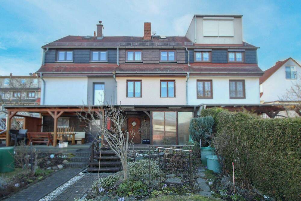 Thumbnail-Renovierungsbedürftiges Reihenmittelhaus mit Terrasse und Stellplatz - 5 Zimmer auf ca. 70 m²