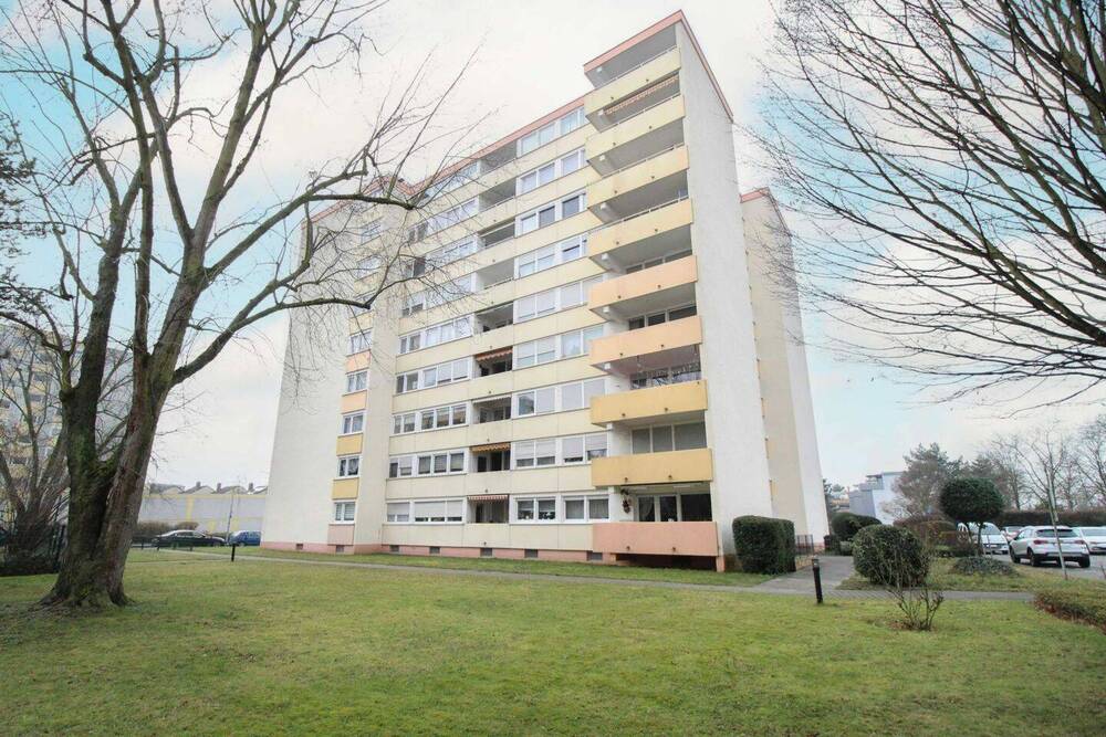 Thumbnail-Helle 4,5-Zimmer EG-Wohnung mit Balkon und PKW-Freistellplatz