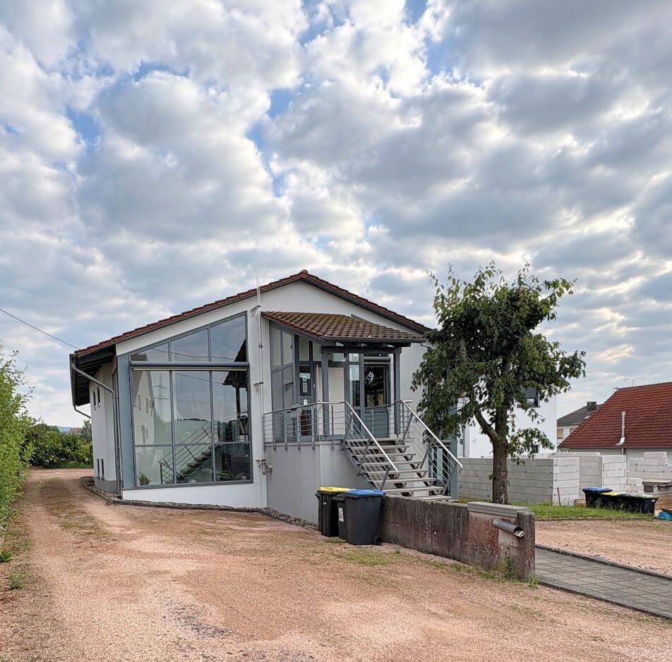 Thumbnail-Vielseitiges Gebäude am Ortsrand von Niederlosheim gelegen mit großem Grundstück!