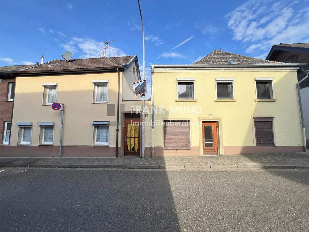 Thumbnail-Viel Platz für Ihre Ideen: Zwei modernisierungsbedürftige Einfamilienhäuser in MG-Wickrathberg