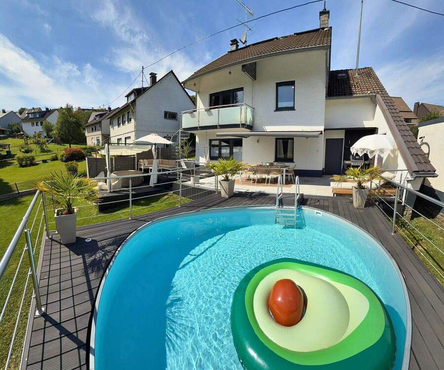 Thumbnail-Kernsaniertes Einfamilienhaus mit 100-m²-Terrasse, Pool und moderner Sommerküche in Gummersbach