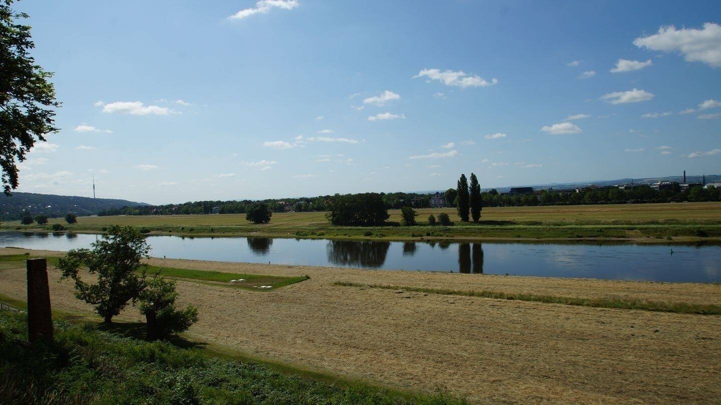 Thumbnail-Premium-Baugrundstück in Dresden am Elbhang mit Elb-Panorama mit medialer Erschließung und Baugenehmigung