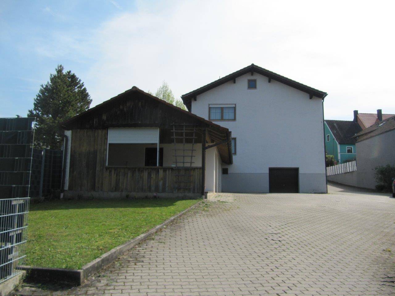 Haus mit Garagen und Freisitz.JPG