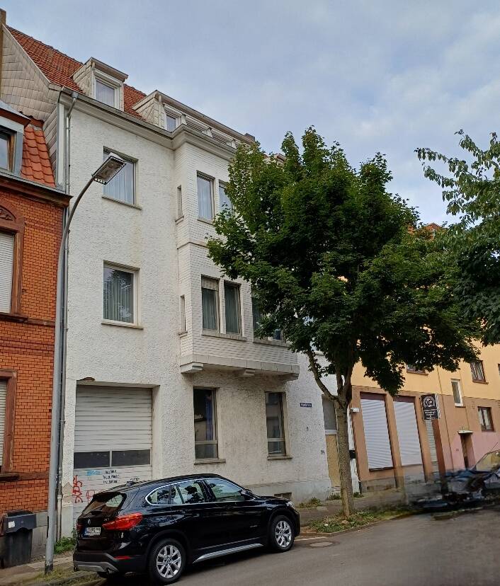 Ansicht mit Garage