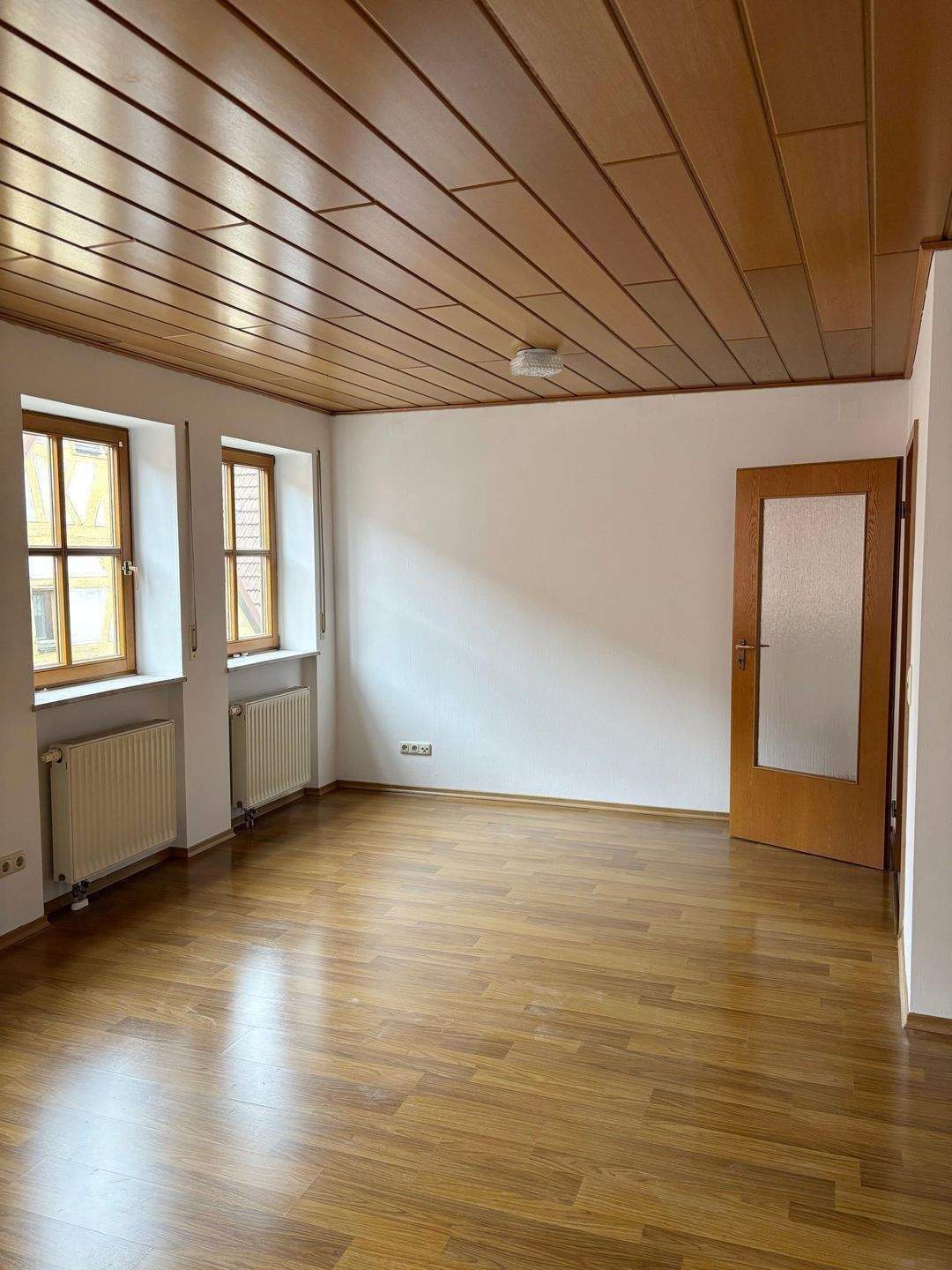 Thumbnail-Tolle Maisonette-Wohnung mit zwei Bädern, Küche und Garage in Dettelbach !