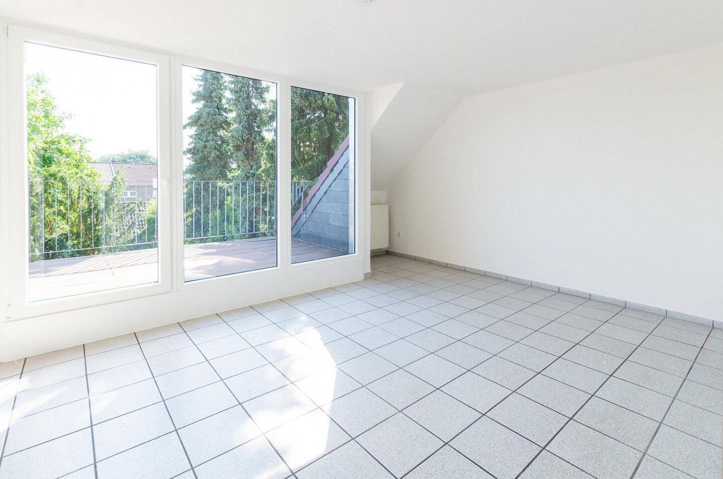 Thumbnail-Provisionsfrei und bezugsfertig: Sonnige 3 Zi.DG-Whg. mit SW-Dachterrasse in Leverkusen-Hitdorf