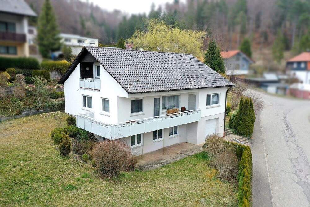 Thumbnail-Großzügiges Einfamilienhaus mit Ausbaupotenzial