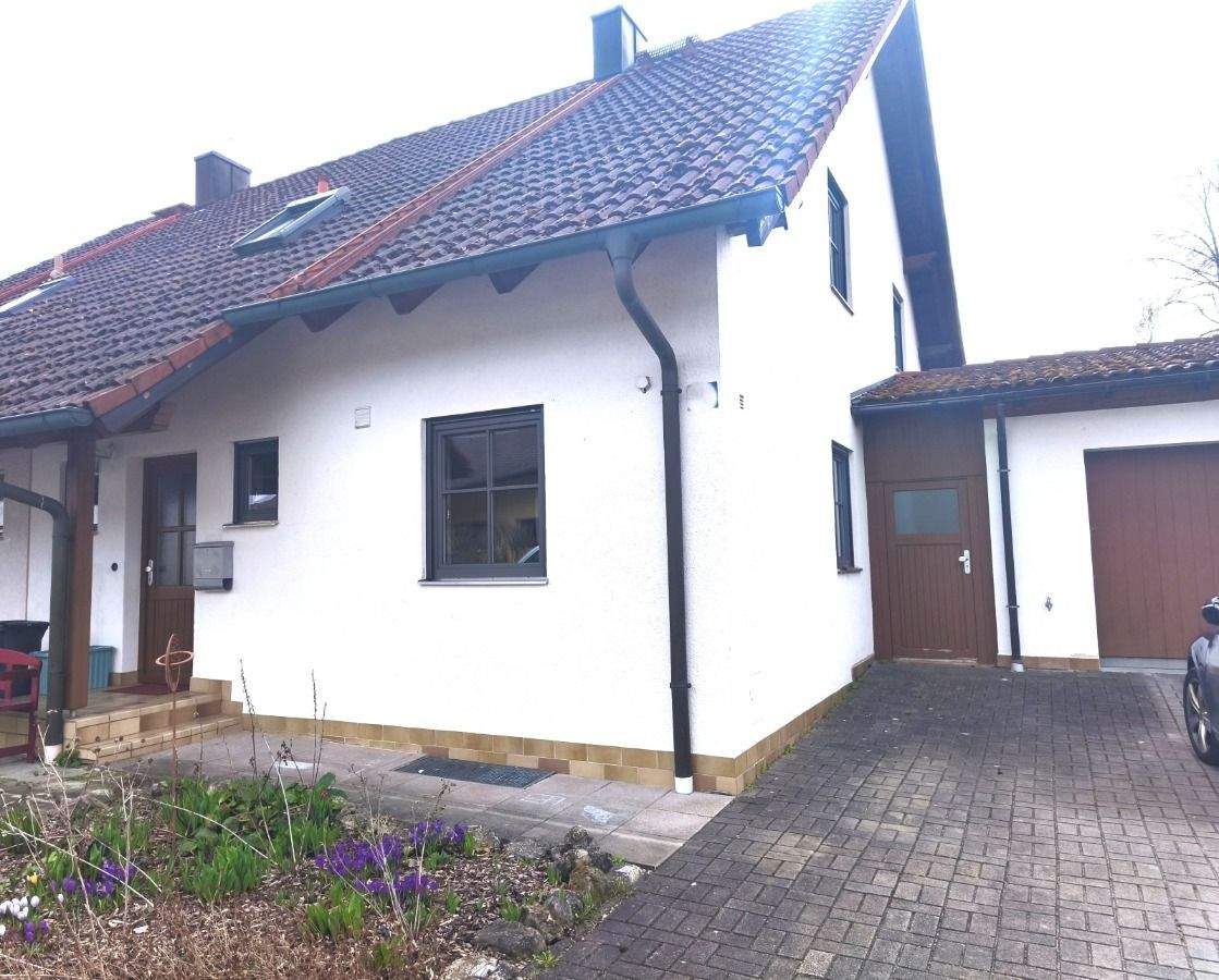 Thumbnail-Mehr Raum als erwartet: Doppelhaushälfte mit ausgebautem Dachspitz und großem Hobbyraum mit Freisitz