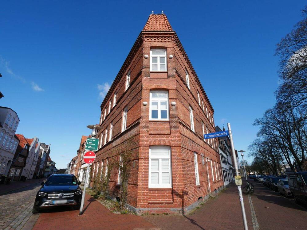 Straßenansicht des Mehrfamilienhauses