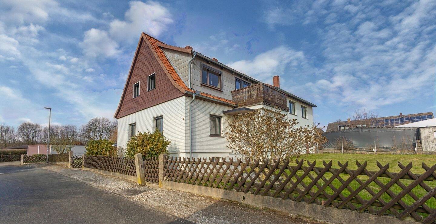 Thumbnail-Provisionsfreies Zweifamilienhaus mit zwei Garagen und zwei getrennten Gartenbereichen