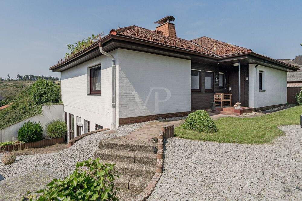 Thumbnail-Großzügiges Einfamilienhaus mit Einliegerwohnung und Doppelgarage in schöner Wohn- und Blicklage