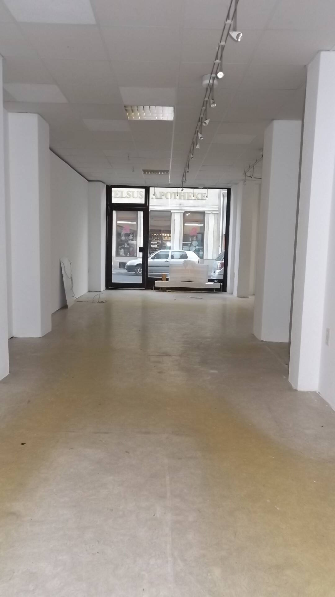 Thumbnail-Großes Gewerbe mit geräumigen Verkaufsraum, Lagerfenster und Schaufenster
