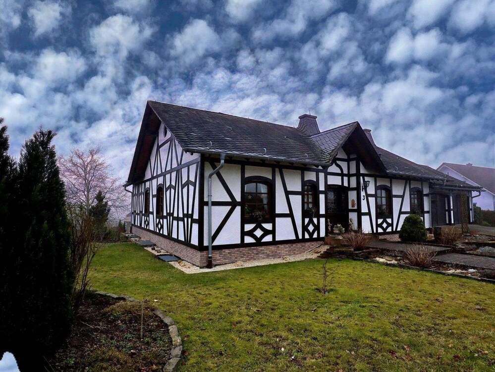 Thumbnail-Gepflegtes und weitläufiges Einfamilienwohnhaus mit Doppelgarage und Bauplatz