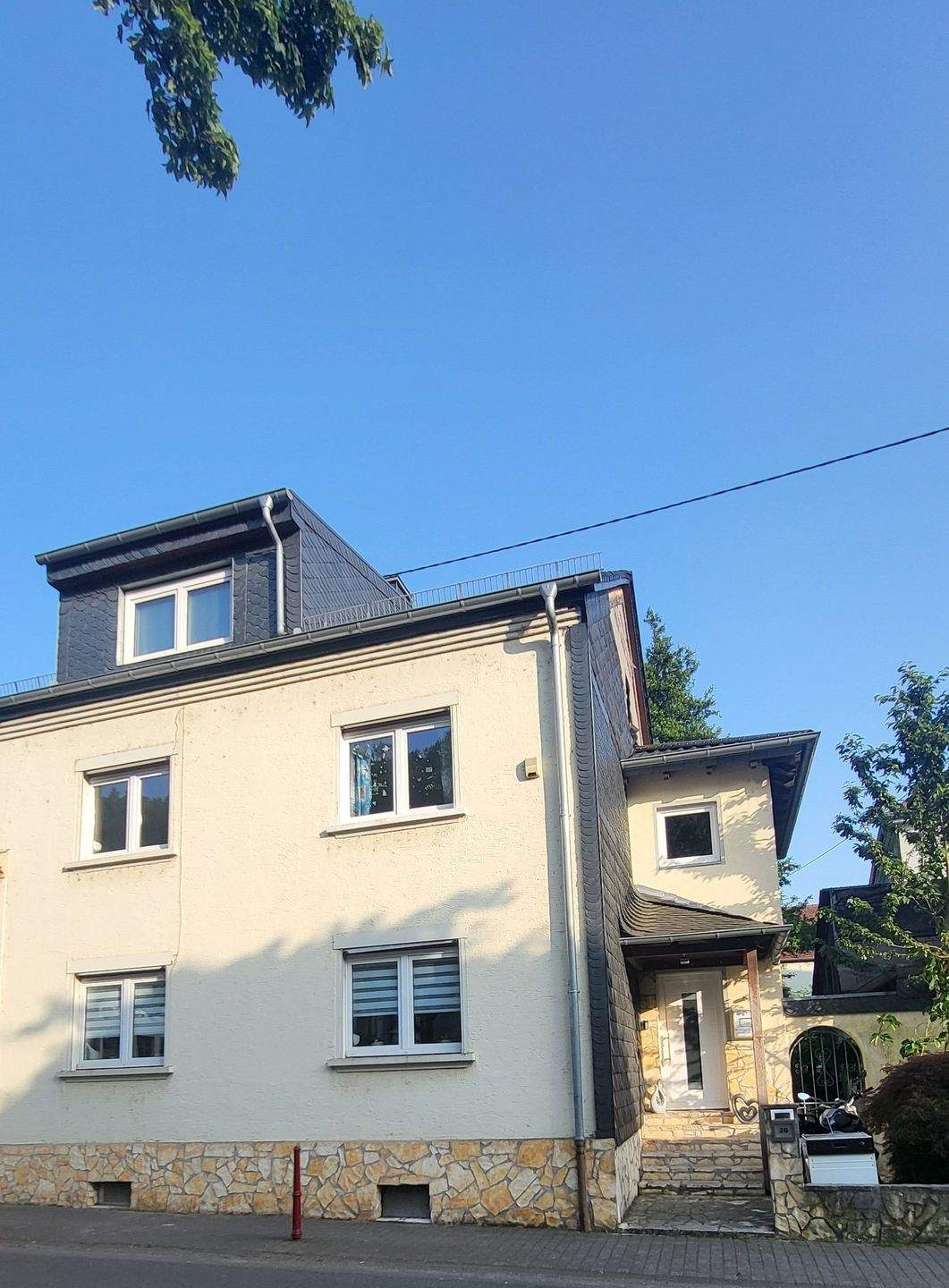 Thumbnail-MERZIG -STADT - EINSEITIG ANGEBAUTES GERÄUMIGES EINFAMILIENHAUS MIT VIEL PLATZ - VIER SCHLAFZIMMER, TERRASSE, KLEINEM NATURIDYLL + GROSSE GARAGE