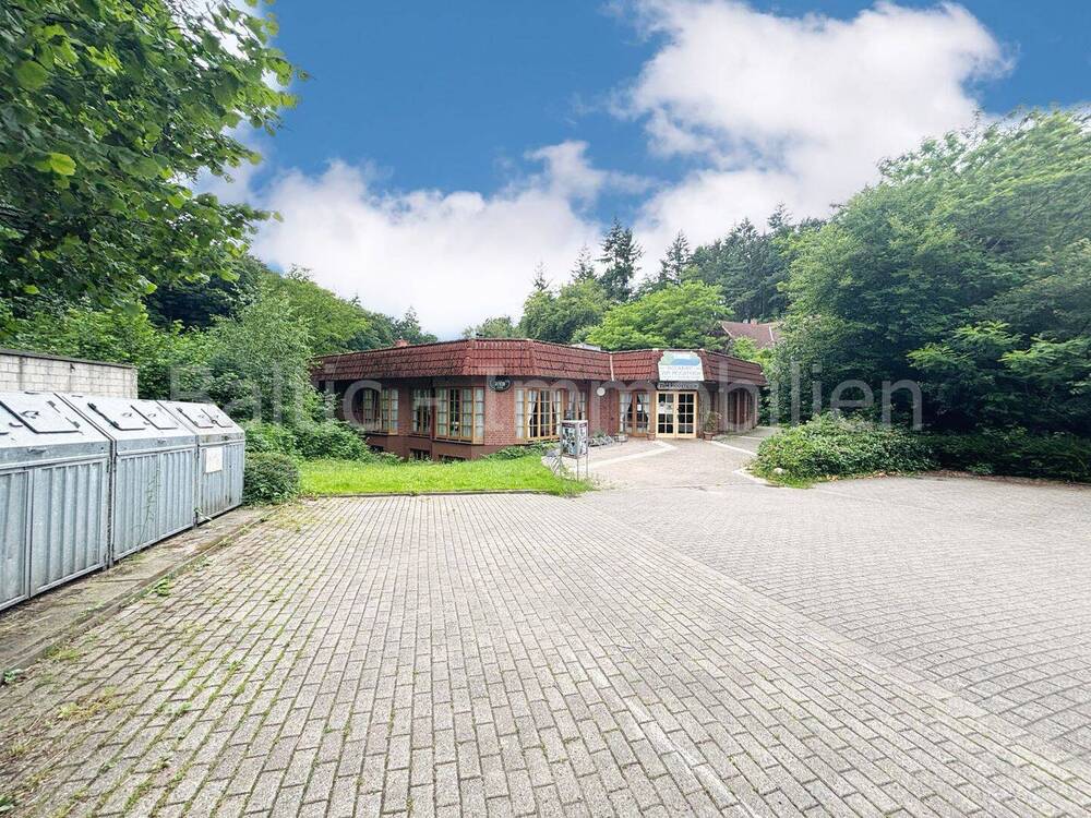 Thumbnail-Grundstück mit Altbestand und Parkplätzen