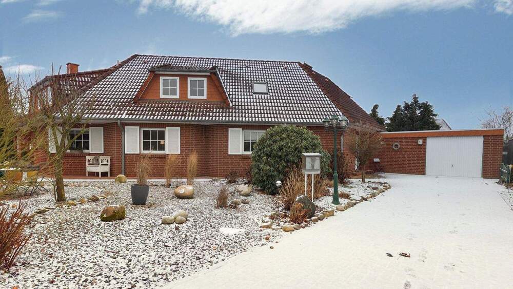 Thumbnail-Solide Doppelhaushälfte mit viel Platz, Kaminbereich und großzügigem Garten