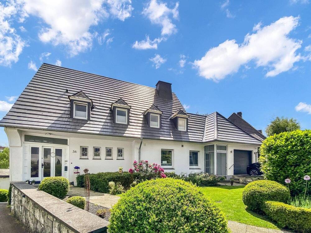 Thumbnail-Großzügiges Einfamilienhaus mit Einliegerwohnung - zentrale Wohnlage am Schorenweg in Warstein