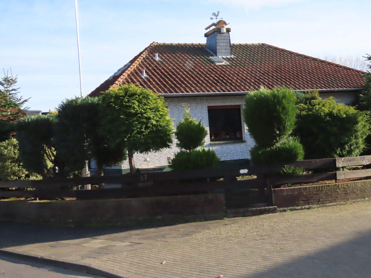 Thumbnail-41542 Dormagen-Nievenheim: Freistehendes EinfamilienhausBungalow auf großem Grundstück