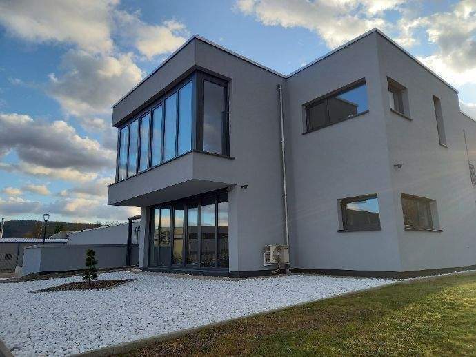 Thumbnail-Perfekt für moderne, innovative Dienstleistungsunternehmen! Repräsentativer, Bürokomplex mit Verwaltungsgebäude und 7300 ² Grundstück, in St. Ingbert