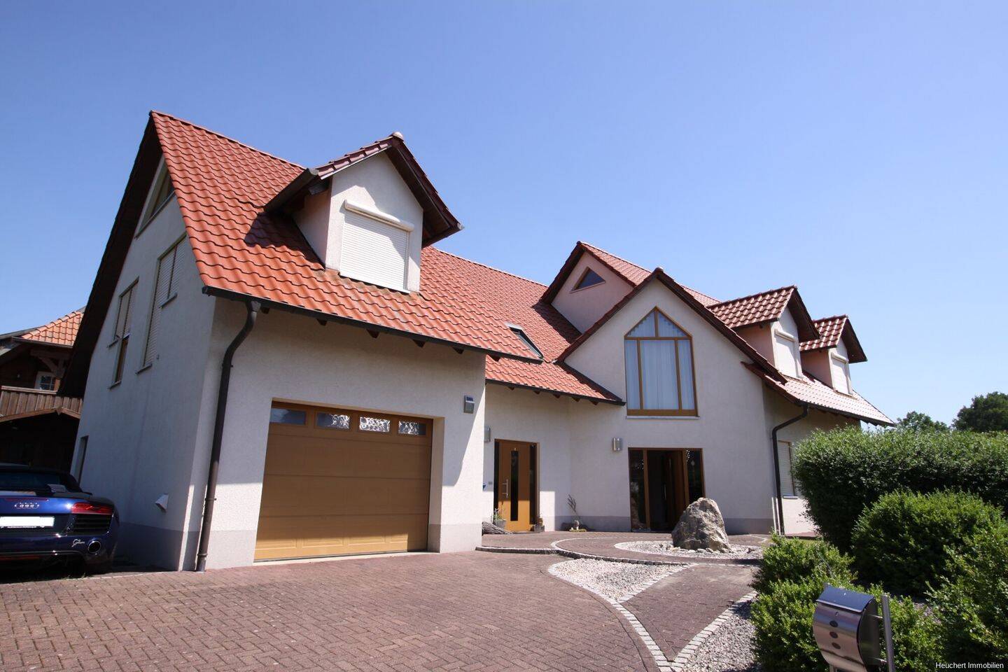 Thumbnail-Feldrandlage - Beeindruckendes Einfamilienhaus mit Einliegerwohnung