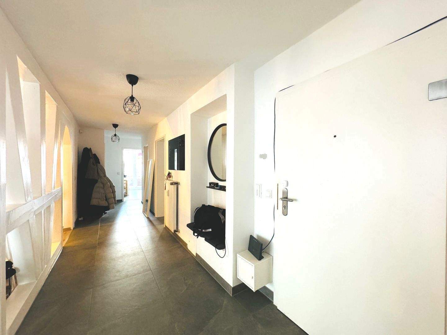 Thumbnail-Helle 4 Zimmer Wohnung mit 2 Balkonen, großer Dachterrasse (60 qm), exklusivem Badezimmer mit Eckbadewanne und Stellplatz mit Anschluß für E Auto