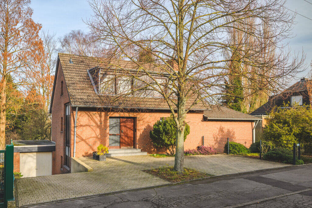 Thumbnail-Frei stehendes Einfamilienhaus mit Büro im Souterrain, Garage, Garten und Stellplätzen