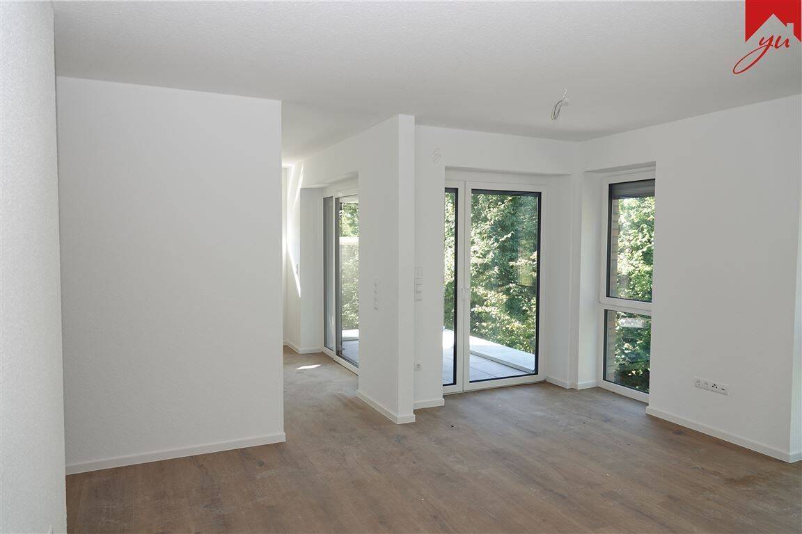 Wohnzimmer mit Zugang zum Balkon