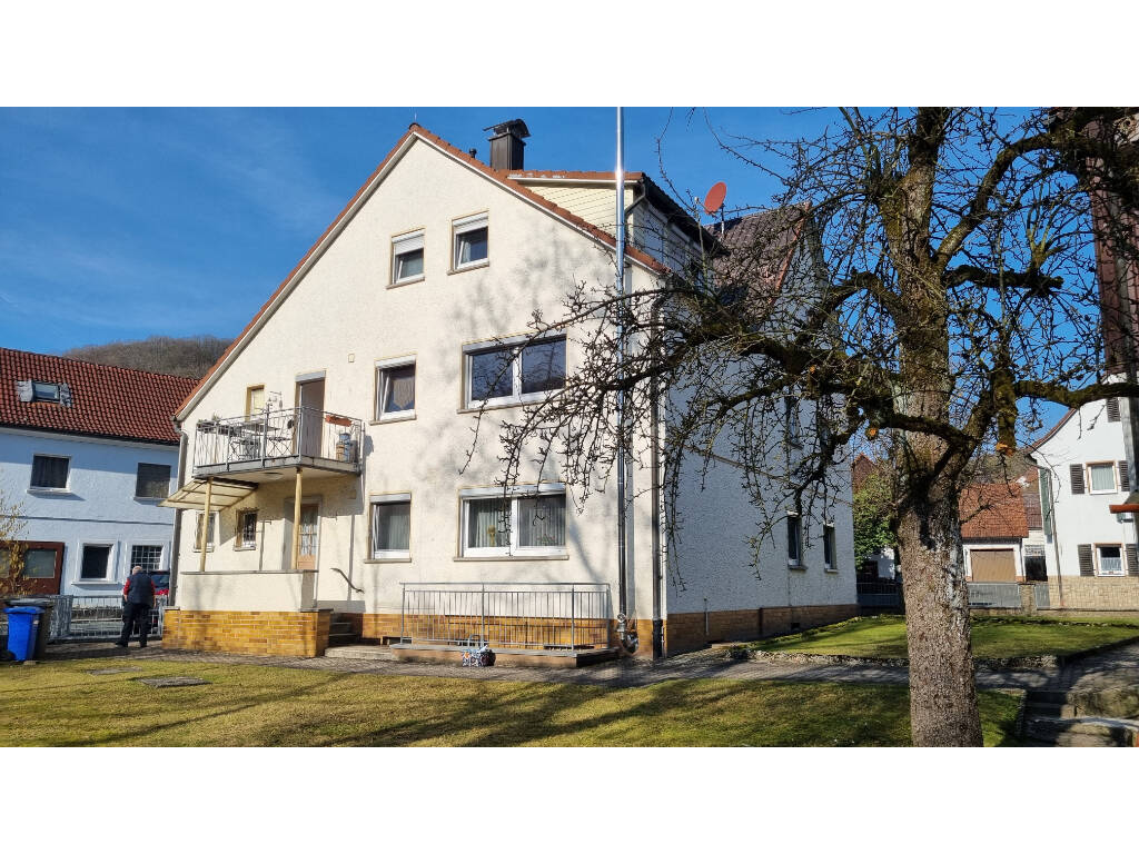 Thumbnail-3-Familienhaus mit Scheune Zentrale Lage – Diverse Nutzungsmöglichkeiten WF ca. 495 qm, zusätzliche NF ca. 99 qm, Scheune ca. 180 qm Nutzfläche mit Ga