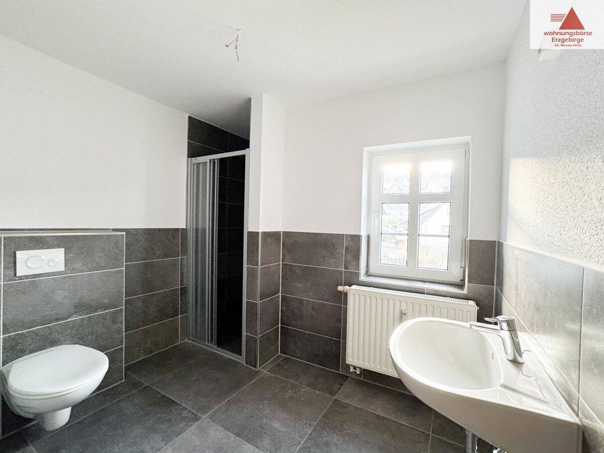 Thumbnail-Großzügige, komplett sanierte 5-Raum-Wohnung mit zwei Bädern in Gornsdorf!!