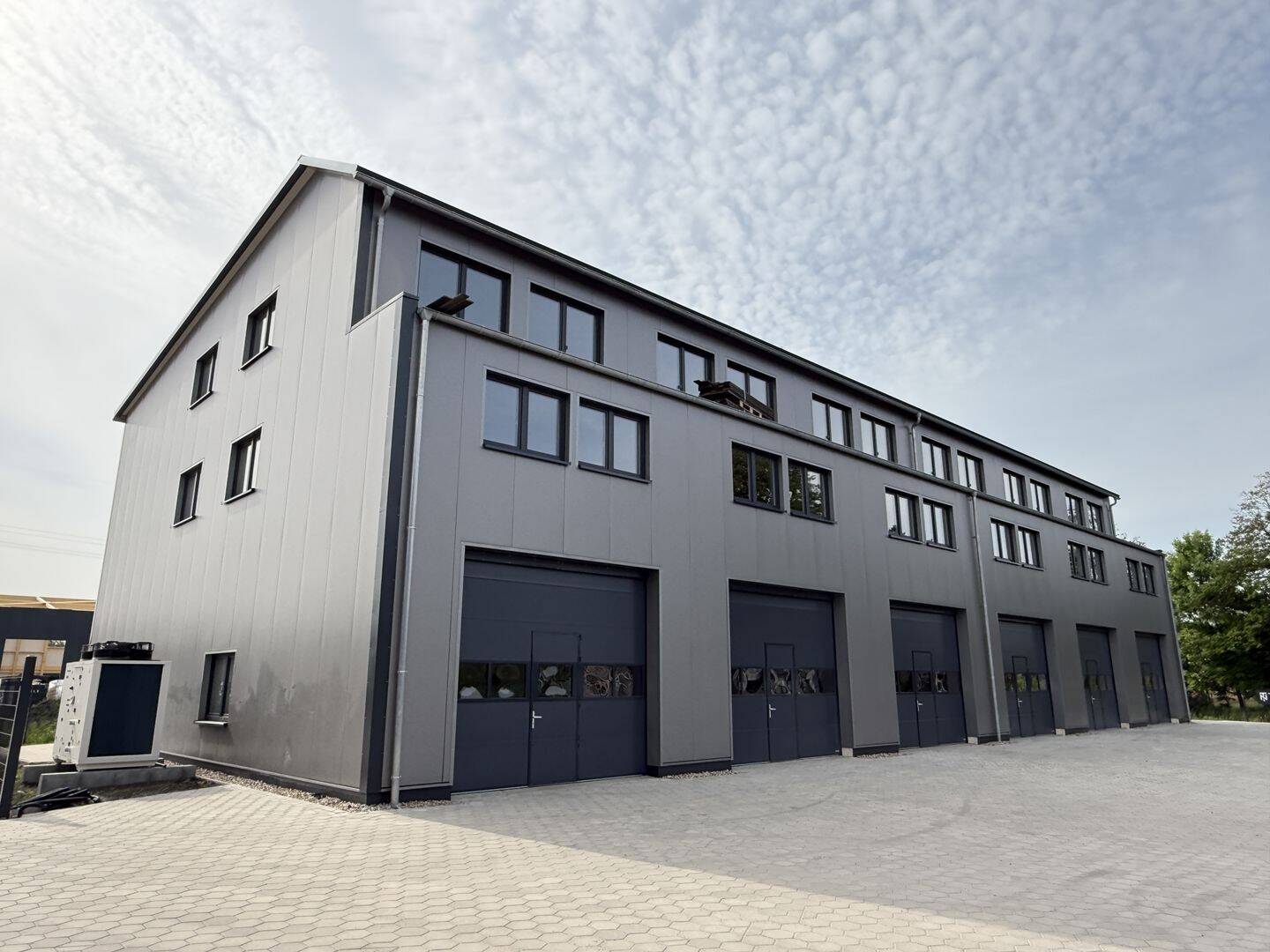 Thumbnail-Neubau-Gewerbeeinheit mit Halle und Büros - Innenausbau komplett flexibel