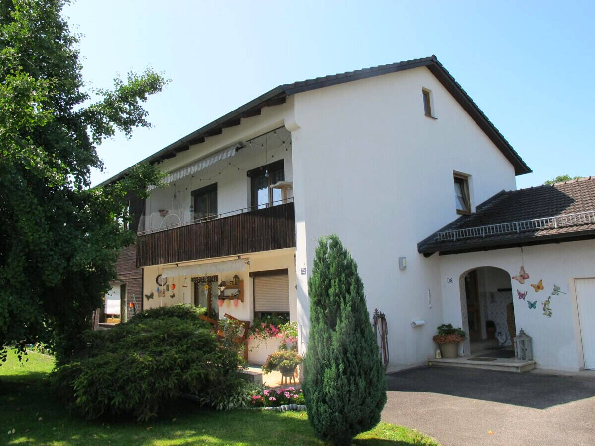 Thumbnail-Schönes Zweifamilienhaus mit gepflegtem Garten und zwei Garagen