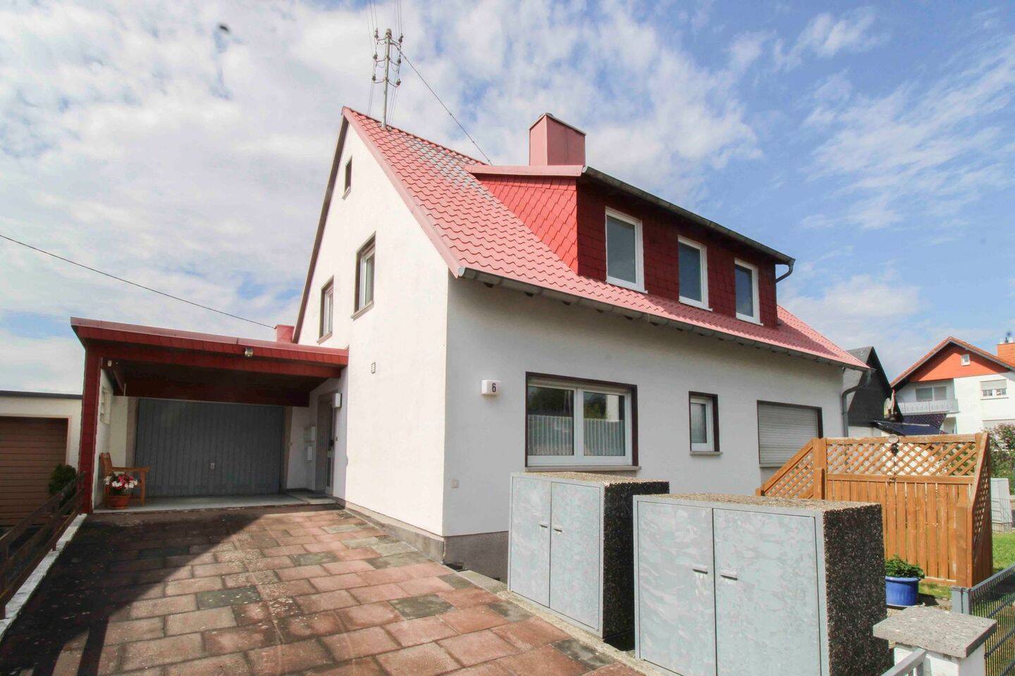 Seitenansicht mit Einfahrt und Garage