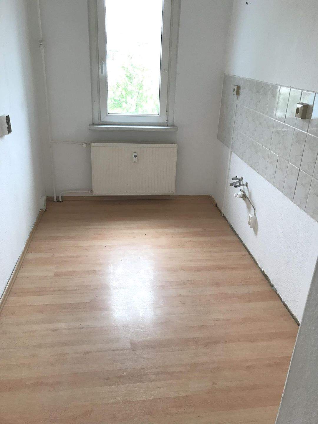 Thumbnail-Sehr schöne 4-R-Wohnung im 2.OG ca.72,11 m2 in Möckern mit BLK. zu vermieten .