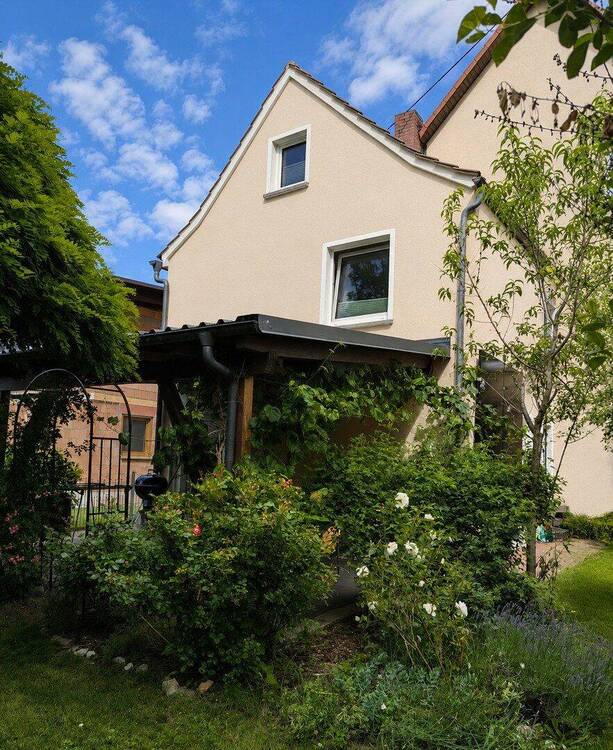 Thumbnail-Modernisierte Doppelhaushälfte mit liebevollem Garten, Bachzugang und Doppelgarage in Hutschdorf