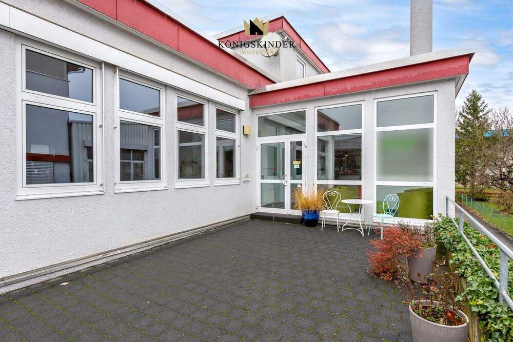 Thumbnail-Gewerbeimmobilie mit hellem, offenem Raumkonzept und 35 Parkplätzen