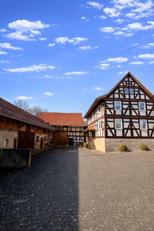 Thumbnail-Charmante denkmalgeschützte Hofreite mit Scheunen, Bach und 4.838 m² Grundstück